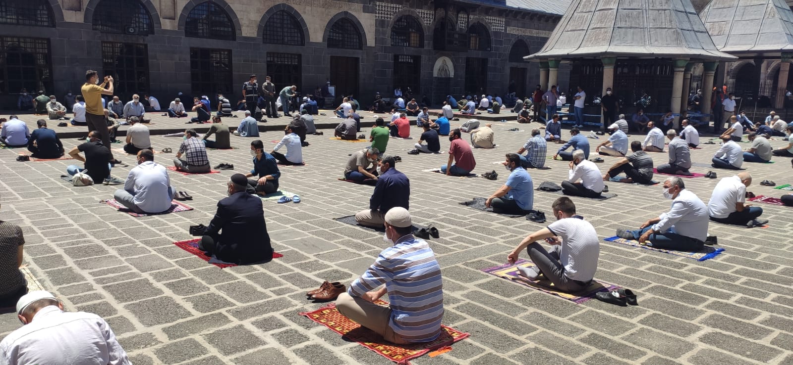 Foto: Diyarbakır’da salgın gölgesinde ilk cuma namazı